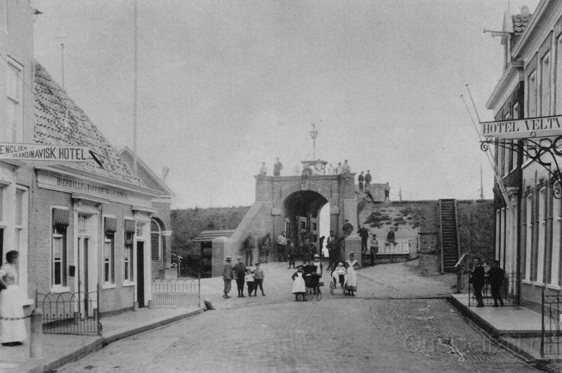 Waterpoort met English-Scandinavisk hotel.jpg